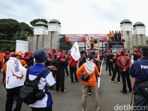 Hari Ini Buruh Jabodetabek Serbu DPR! Hari Ini Buruh Jabodetabek Serbu DPR!
