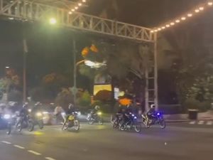 Pak Polisi, Masih Ada Trek-trekan di Raya Darmo Surabaya-Ini Buktinya Pak Polisi, Masih Ada Trek-trekan di Raya Darmo Surabaya-Ini Buktinya