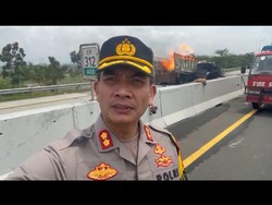Truk Muatan Bahan Kimia Terbakar Hebat di Tol Pemalang