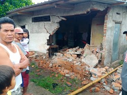 Truk Hantam Rumah Warga hingga Hancur di Lombok Timur