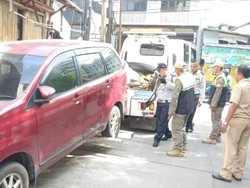 Mobil di Jelambar Diderek Usai Viral Ribut Jalan Jadi Parkiran