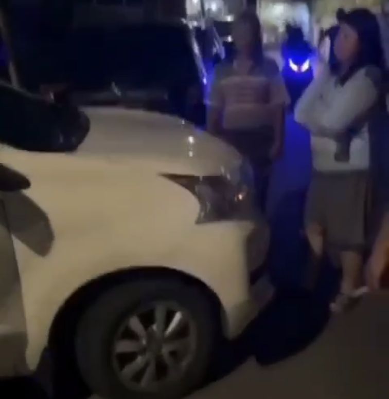 Video warga cekcok karena mobil terparkir di jalan umum viral di medsos. Keributan itu terjadi karena warga kesulitan lewat karena jalan dipakai parkiran mobil. (IG @kel.jelambarbaru)