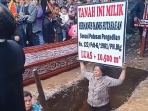 Ulah Wanita di Toba Masuk Kubur-Bawa Spanduk Tolak Pemakaman Abangnya Ulah Wanita di Toba Masuk Kubur-Bawa Spanduk Tolak Pemakaman Abangnya