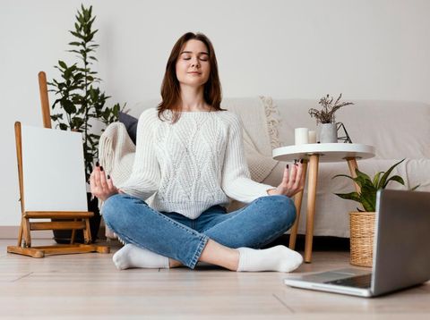 Supaya tubuh terhindar dari stres, cobalah rutin untuk melakukan meditasi.
