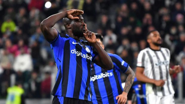 TURIN, ITALY - APRIL 04: Romelu Lukaku of FC Internazionale celebrates after scoring the team's first goal during the Coppa Italia Semi Final match between Juventus FC and FC Internazionale at Allianz Stadium on April 04, 2023 in Turin, Italy. (Photo by Valerio Pennicino/Getty Images)