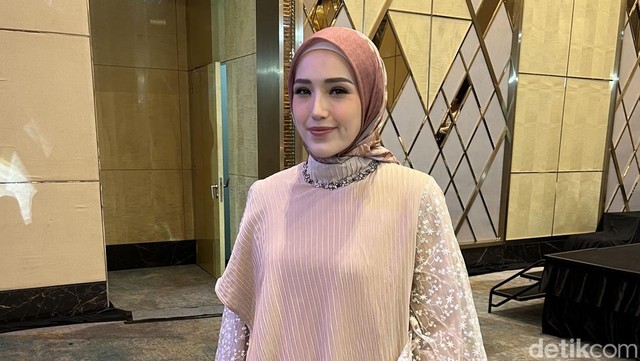 Berita Viral Selebriti dari InsertLive : Reaksi Adelia Pasha Usai Kiesha Alvaro Ditampar Dimas Anggara