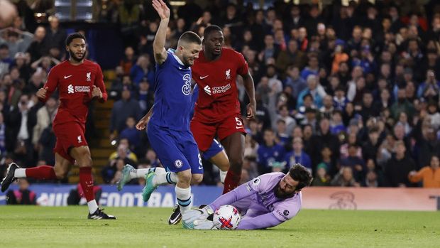 Soccer Football - Premier League - Chelsea v Liverpool - Stamford Bridge, London, Britain - April 4, 2023  Chelsea's Mateo Kovacic in action with Liverpool's Alisson, Joe Gomez and Ibrahima Konate Action Images via Reuters/Andrew Couldridge EDITORIAL USE ONLY. No use with unauthorized audio, video, data, fixture lists, club/league logos or 'live' services. Online in-match use limited to 75 images, no video emulation. No use in betting, games or single club /league/player publications.  Please contact your account representative for further details.