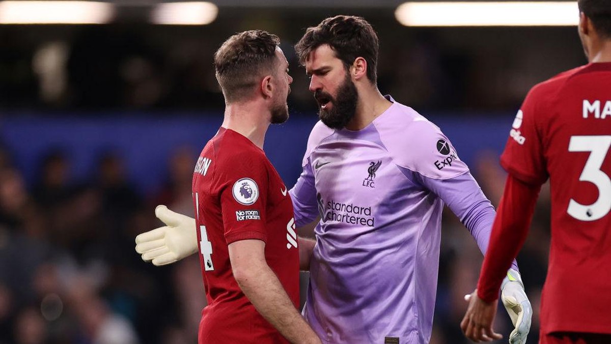 Alisson dan Jordan Henderson ribut-ribut di laga Chelsea vs Liverpool (Getty Images/Ryan Pierse)