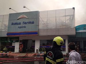 Api Pokok yang Membakar Apotek Kimia Farma Diponegoro Padam