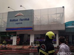 Api Pokok yang Membakar Apotek Kimia Farma Diponegoro Padam