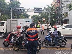 Arus Lalin Padat Dampak Apotek Kimia Farma Diponegoro Surabaya Terbakar