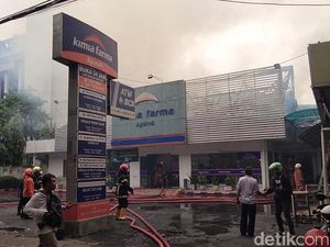 Apotek Kimia Farma Diponegoro Terbakar, 10 Mobil PMK-Bronto Skylift Diterjunkan Apotek Kimia Farma Diponegoro Terbakar, 10 Mobil PMK-Bronto Skylift Diterjunkan