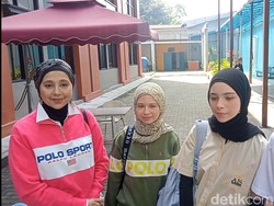 Cara Ayu Azhari Jaga Kekompakan Keenam Anaknya Meski Beda Ayah