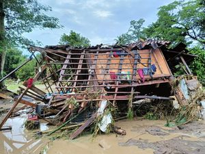 Banjir Bandang Hanyutkan 14 Rumah di Sumbawa Banjir Bandang Hanyutkan 14 Rumah di Sumbawa