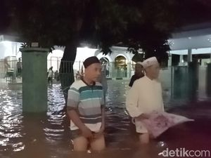 Karangketug Kota Pasuruan Banjir, Jalan Menuju Masjid Terendam Karangketug Kota Pasuruan Banjir, Jalan Menuju Masjid Terendam