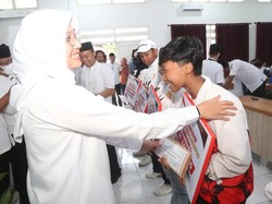 Bupati Ipuk Bagikan Bonus Rp 856 Juta ke Atlet: Terus Tingkatkan Prestasi