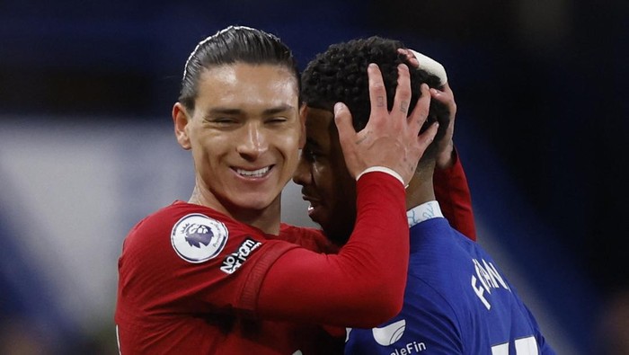 Soccer Football - Premier League - Chelsea v Liverpool - Stamford Bridge, London, Britain - April 4, 2023  Liverpools Darwin Nunez and Chelseas Wesley Fofana Action Images via Reuters/Andrew Couldridge EDITORIAL USE ONLY. No use with unauthorized audio, video, data, fixture lists, club/league logos or live services. Online in-match use limited to 75 images, no video emulation. No use in betting, games or single club /league/player publications.  Please contact your account representative for further details.