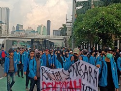 Demo Mahasiswa Tolak UU Ciptaker di Depan DPR, Lalu Lintas Tersendat