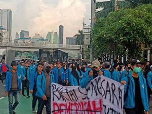 Demo Mahasiswa Tolak UU Ciptaker di Depan DPR, Lalu Lintas Tersendat Demo Mahasiswa Tolak UU Ciptaker di Depan DPR, Lalu Lintas Tersendat