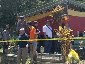 Tim Forensik Autopsi Jenazah Bayi Trenggalek Meninggal Usai Imunisasi Tim Forensik Autopsi Jenazah Bayi Trenggalek Meninggal Usai Imunisasi