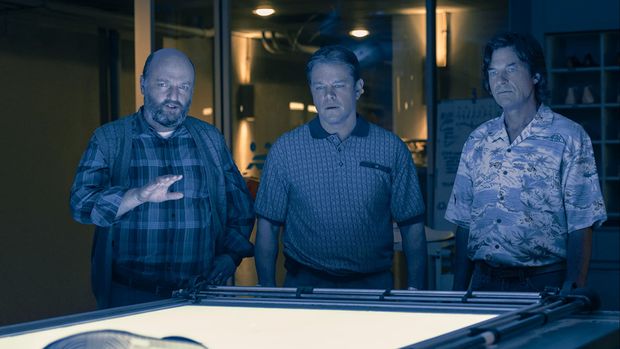 Matt Damon, Jason Bateman, dan Matthew Maher dalam film Air (2023).