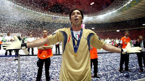 Gianluigi Buffon of Italy sings with the fans during the World Cup 2006 final football game Italy vs.France, 09 July 2006 at Berlin stadium. Italy won the 2006 football World Cup by defeating France on penalties. (Photo by Alessandro Sabattini/Getty Images)
