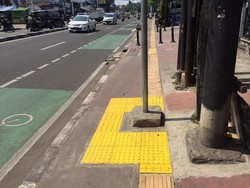 #SaveJalurKuning, Baru 3 Titik Guiding Block di Jl Dewi Sartika Dibereskan