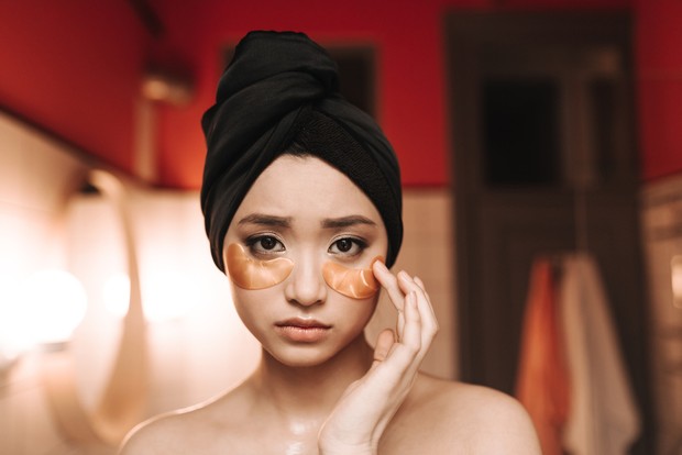 Gunakan skincare untuk memudarkan dark circles / Foto: freepik.com/lookstudio