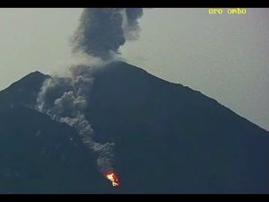 Gunung Semeru Muntahkan Lava Pijar Sejauh 2 Km