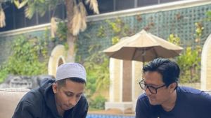 Gaya Santai Habib Jafar saat Ngopi dan Kulineran Bareng Artis