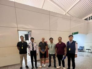 Bye, Bule Rusia yang Buka Celana di Gunung Agung Dideportasi Bye, Bule Rusia yang Buka Celana di Gunung Agung Dideportasi