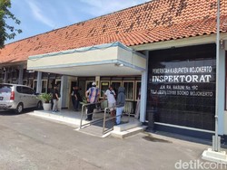 Warga Geruduk Inspektorat Mojokerto, Tagih Kasus Kades Lolawang