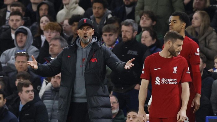 Soccer Football - Premier League - Chelsea v Liverpool - Stamford Bridge, London, Britain - April 4, 2023  Liverpool manager Juergen Klopp reacts as James Milner and Cody Gakpo prepare to come on as substitutes Action Images via Reuters/Andrew Couldridge EDITORIAL USE ONLY. No use with unauthorized audio, video, data, fixture lists, club/league logos or live services. Online in-match use limited to 75 images, no video emulation. No use in betting, games or single club /league/player publications.  Please contact your account representative for further details.