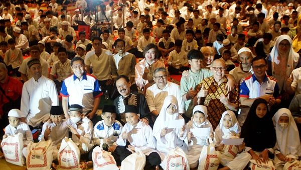 Kala Ratusan Anak Yatim Semringah Terima Santunan