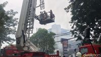 Berjibaku Padamkan Kebakaran Apotek Kimia Farma Diponegoro Surabaya