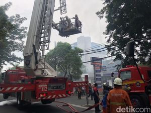 Berjibaku Padamkan Kebakaran Apotek Kimia Farma Diponegoro Surabaya