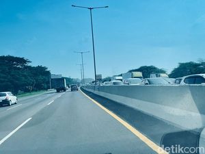 Waspada Truk Boks Terbalik di KM 752, Lalin Tol Arah Sidoarjo Macet Panjang