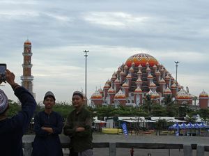 Keindahan Masjid 99 Kubah di Makassar, Cocok Buat Ngabuburit