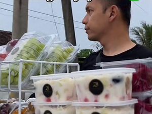Polisi Ini Viral Cari Tambahan Penghasilan Jual Salad di Jalanan Pasuruan