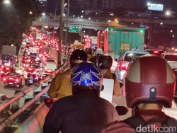 Ada Perbaikan Jalan, Lalin Pancoran Arah Cawang Macet Malam Ini