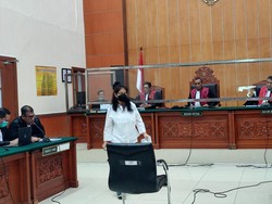 Baca Pleidoi Kasus Irjen Teddy, Linda Nangis Dituduh Muncikari-Bandar Narkoba