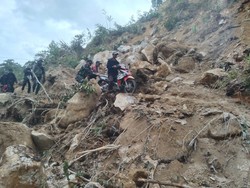 Jalan di Mamasa Tertimbun Longsor Setinggi 10 Meter, Arus Lalin Terhambat