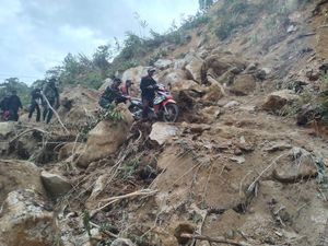 Jalan di Mamasa Tertimbun Longsor Setinggi 10 Meter, Arus Lalin Terhambat Jalan di Mamasa Tertimbun Longsor Setinggi 10 Meter, Arus Lalin Terhambat