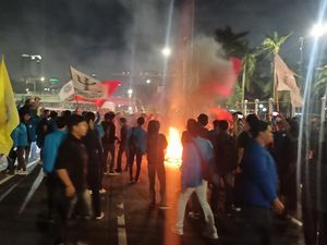 Mahasiswa Demo Tolak UU Ciptaker Bakar Ban dan Tutup Jalan Depan DPR Mahasiswa Demo Tolak UU Ciptaker Bakar Ban dan Tutup Jalan Depan DPR