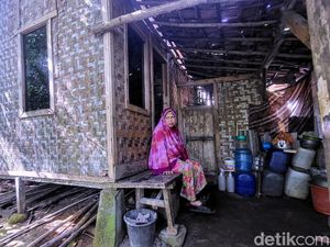 Ramadan Memilukan Mak Ocih, Gubuknya Miring dan Berlubang Besar
