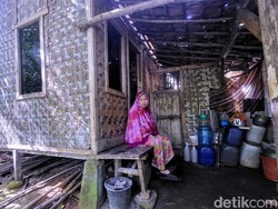 Ramadan Memilukan Mak Ocih, Tinggal di Gubuk Miring Sukabumi