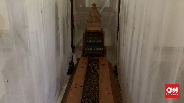 Makam Kramat Ratu Ayu yang terletak di kawasan Limo, Depok tepat di sebelah Fakultas Teknik UPN Veteran Jakarta.