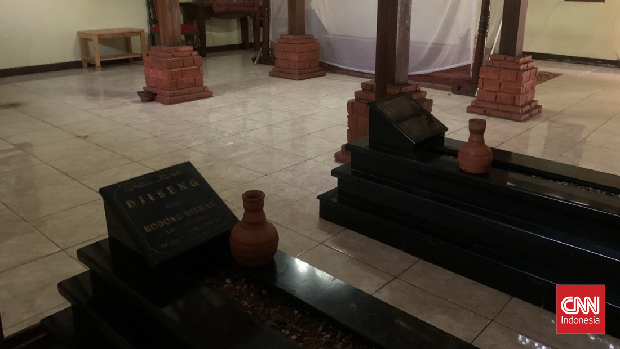 Makam Kramat Ratu Ayu yang terletak di kawasan Limo, Depok tepat di sebelah Fakultas Teknik UPN Veteran Jakarta.