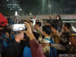 Mahasiswa Tolak Buka Jalan Depan DPR Berujung Saling Dorong dengan Polisi Mahasiswa Tolak Buka Jalan Depan DPR Berujung Saling Dorong dengan Polisi