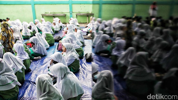 Selama bulan Ramadan, para siswa Madrasah Ibtidaiyah Negeri 20 Marunda, Cilincing, Jakarta, tetap semangat belajar. Mereka juga memperbanyak ibadah.